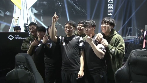 Xiaohu 的Sylas不断送出免费通行证，但 Light 的Jinx成功覆盖了下路， Weibo Gaming 横扫 Oh My God 。